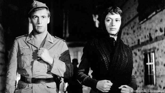 Filmstill aus Sterne mit Soldat und junger Frau mit Kopftuch ( DEFA-Stiftung/Lotte Michailowa)