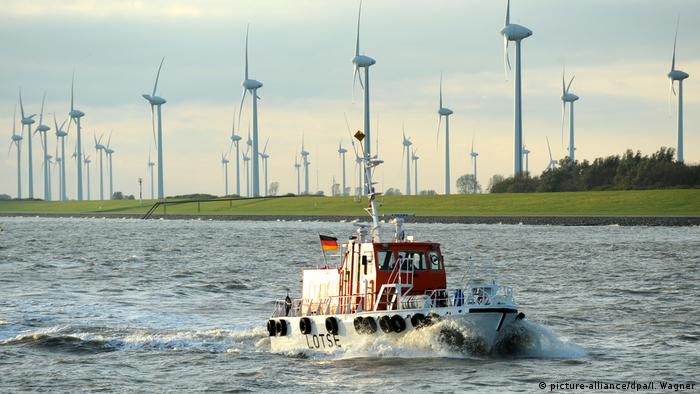 Ein Lotsenboot passiert den Windpark am Wybelsumer Polder in Emden, Niedersachsen, Deutschland