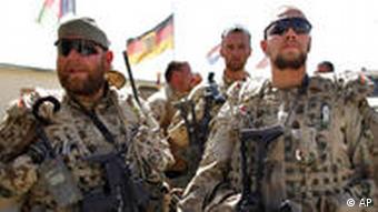 Deutsche ISAF Soldaten kehren von einem Einsatz in der Gegend um Feysabad, oestlich von Kundus, Afghanistan zurueck.