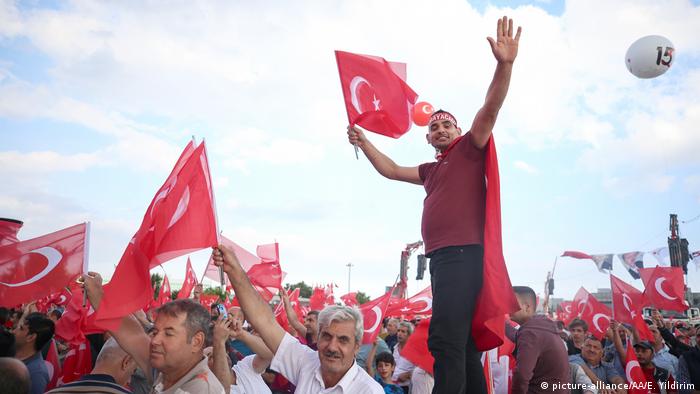 Türkei erinnert an Vereitelung von Putschversuch vor drei Jahren (picture-alliance/AA/E. Yildirim)
