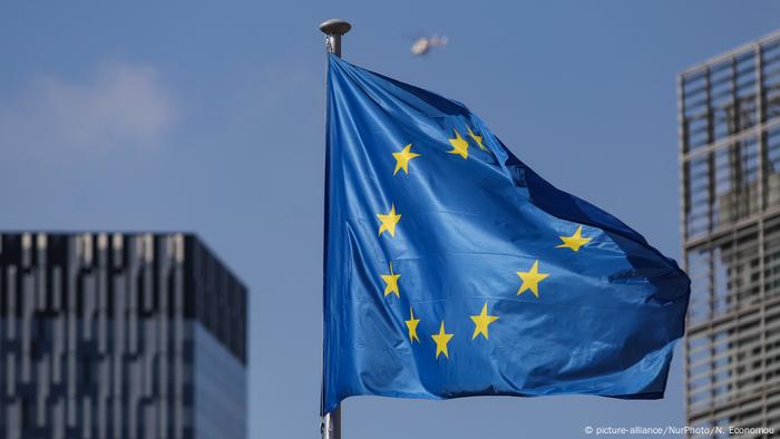 Флаг ЕС на фоне зданий в Брюсселе