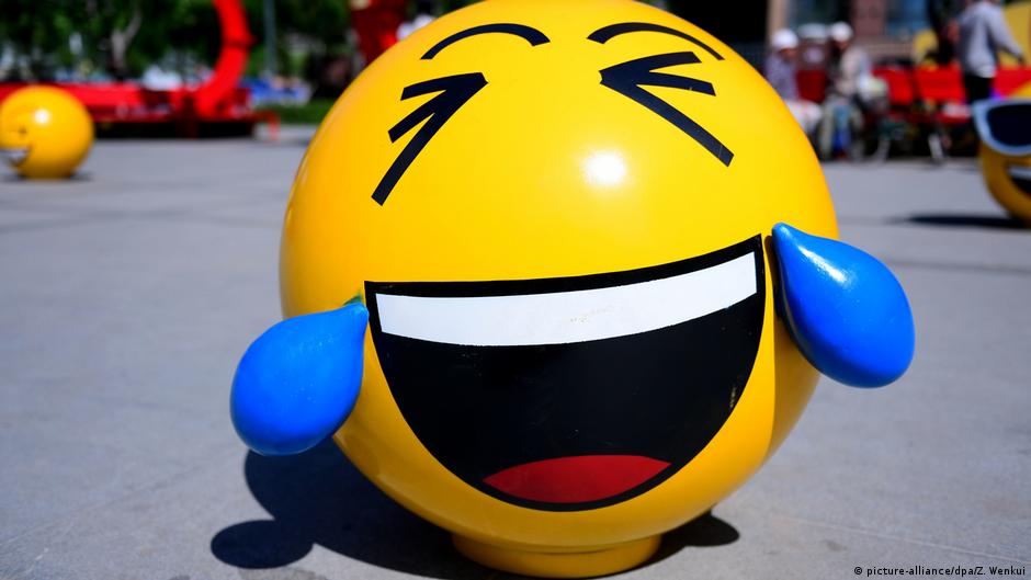 Carita que llora de risa es el emoji más usado en todo el mundo | El Mundo  | DW 