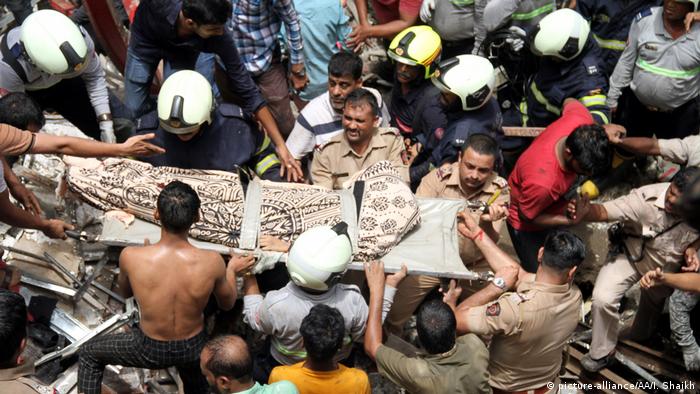 Indien, Mumbai: Rettungskräfte suchen Überlebende nach Gebäudeeinsturz (picture-alliance/AA/I. Shaikh)