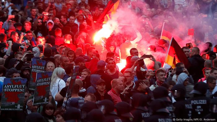 Protesto de extrema direita em Chemnitz, na Alemanha. Os crimes de motivação política cresceram 8,5% na Alemanha em 2020 e os cometidos pela extrema direita bateram recorde. No ano passado, 23.064 crimes foram contabilizados como motivados pelo extremismo de direita, um aumento de 5,7% em relação ao ano anterior. Dados indicam uma tendência perigosa, apesar de representarem apenas cerca de 1% de todos os crimes. (04/05)