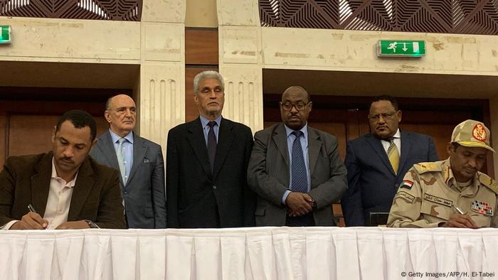 Sudan Khartoum | Mohamed Hamdan Dagalo und Protestführer unterschreiben Abkommen (Getty Images/AFP/H. El-Tabei)