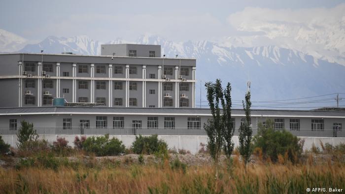 China Xinjian Region  Tourismus neben strenger Polizeikontrolle und Internierungslager