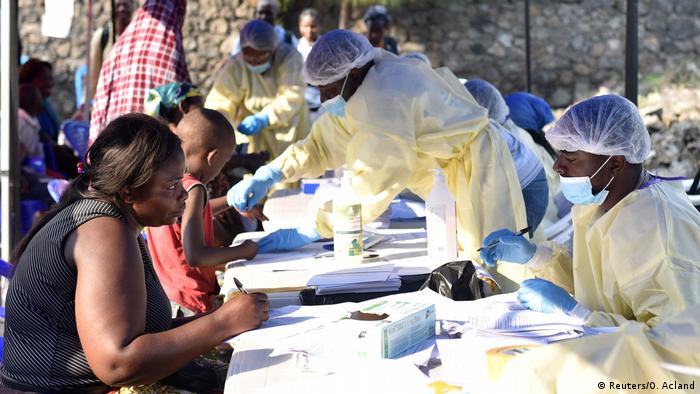 Des Congolais dans un centre de vaccination contre Ebola à Goma 