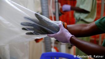 Νοσηλευτής δοκιμάζει γάντια σε μονάδα επείγουσας περίθαλψης.