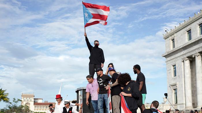 La Policía de Puerto Rico cargó contra un grupo de manifestantes, entre los que estaban Ricky Martin y otros artistas, que permanecían ante la sede del Ejecutivo pidiendo la dimisión del gobernador, Ricardo Rosselló. (18.07.2019).