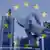 Ein Fernrohr steht in Sichtweite von Bankentürmen, darüber die Sterne der EU-Flagge (Foto: dpa / DW-Montage)