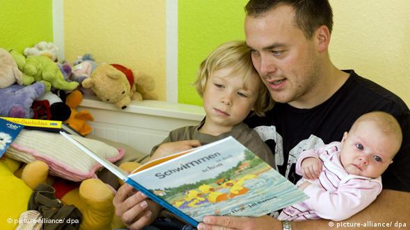 Отец читает книгу детям