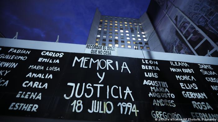 Familiares exigen justicia para víctimas de ataque a centro judío en Argentina | Destacados | DW | 18.07.2020