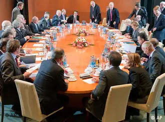 德国政府和经济界代表总理府峰会的场面