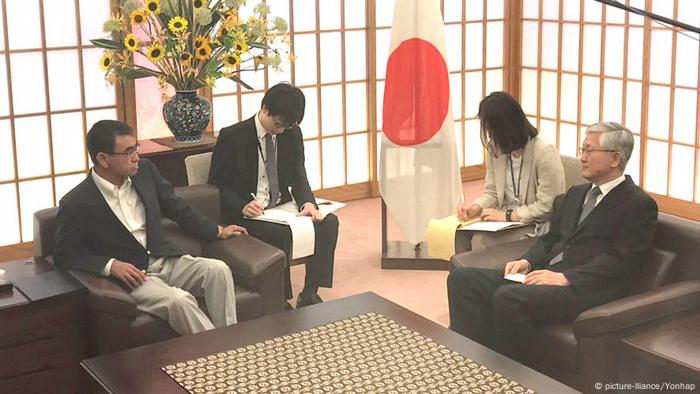 Nam Gwan-pyo (R) spricht mit dem japanischen Außenminister Taro Kono in Tokio (picture-lliance/Yonhap)