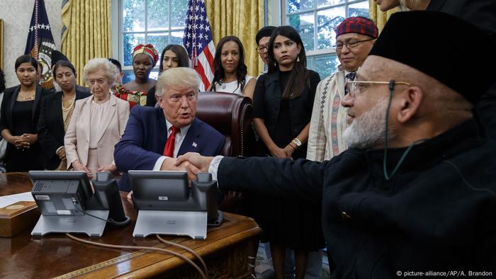 USA Washington US President Trump meets survivors of religious persecution (picture-alliance/AP/A. Brandon)