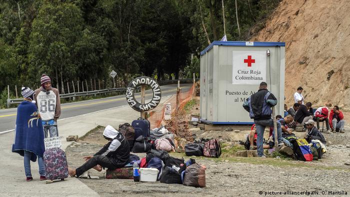 Migrantes venezolanos huyen de la pobreza extrema hacia Colombia.