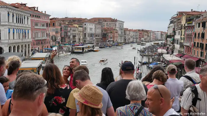Tourismus in Venedig, überfüllte Brücke
