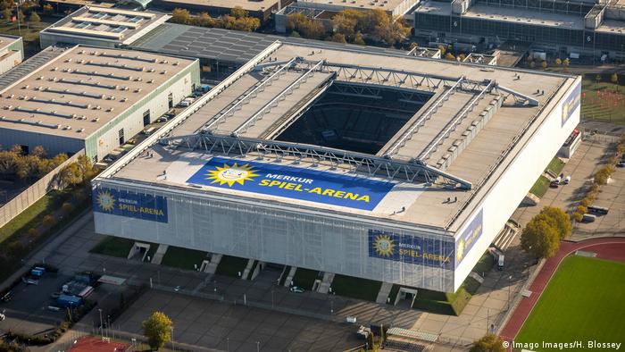 استادیوم شهر دوسلدورف که با نام تجاری مرکور اشپیل آرنا شناخته می‌شود با هزینه ساخت ۲۱۸ میلیون یورو در سال ۲۰۰۵ افتتاح شده است. استادیوم دوسلدورف گنجایش ۴۷ هزار تماشاچی را دارد. 