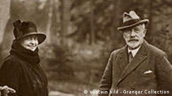 Wilhelm II.(1859-1941). mit seiner Frau Kaiserin Augusta Victoria im niederländischen Exil in Doorn, 1920. (Copyright: ullstein bild - Granger Collection)