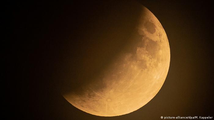 Baden-Baden |  Partial lunar eclipse (picture-alliance / dpa / M. Kappeler)