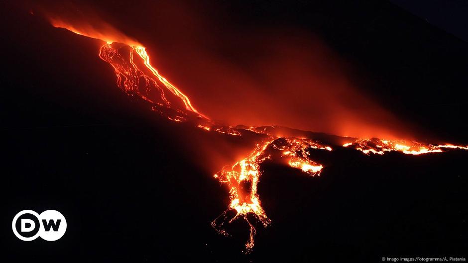 Italy S Etna Volcano Erupts On Sicily Disrupting Flights News Dw 20 07 2019