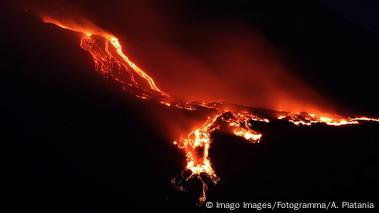 Etna volcano erupts on Sicily, disrupting flights – DW – 07/20/2019