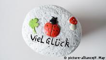 Ein Glücksbringer Stein mit der Aufschrift viel Glück, aufgenommen am 23.10.2017 in Osterode. Foto: Frank May/picture alliance | Verwendung weltweit