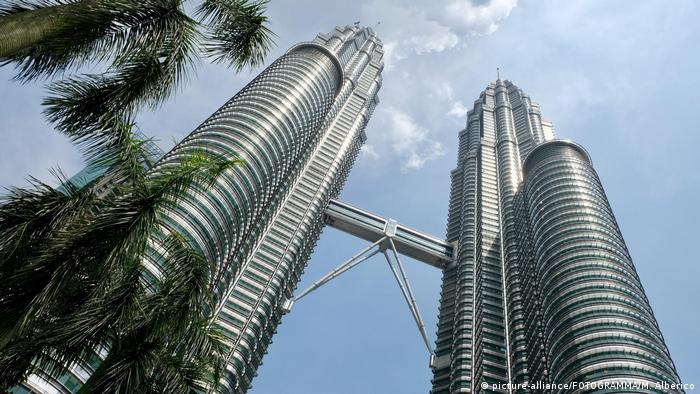 Malaysia Petronas Tower in Kuala Lumpur (picture-alliance/FOTOGRAMMA/M. Alberico)