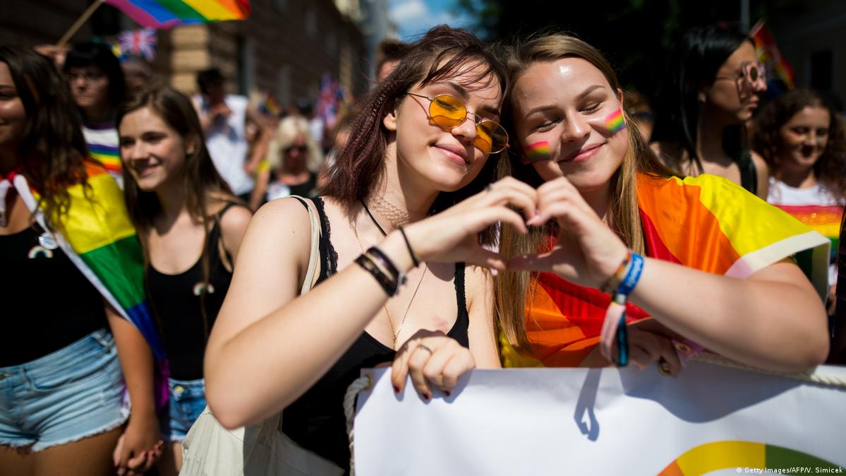 Тысячи человек вышли на гей-парад в Братиславе – DW – 20.07.2019