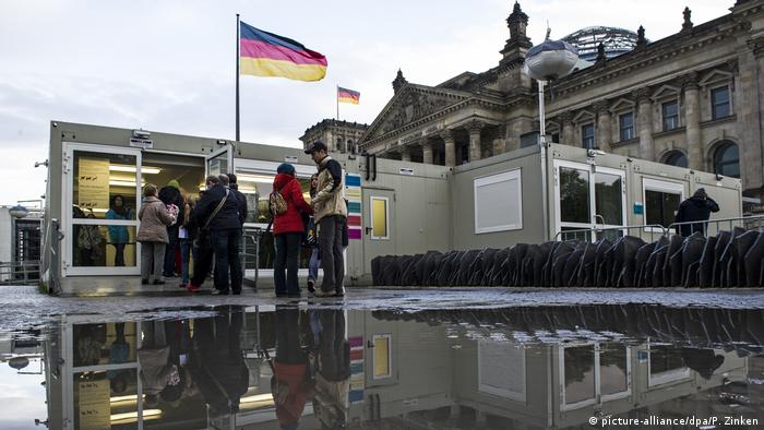 Deutschland BG Platz der Republik | Container vor dem Reichstag (picture-alliance/dpa/P. Zinken)