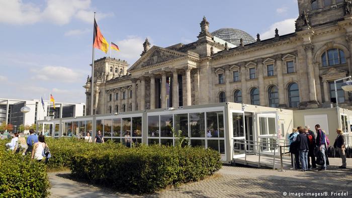 Deutschland BG Platz der Republik | Container vor dem Reichstag (imago-images/B. Friedel )