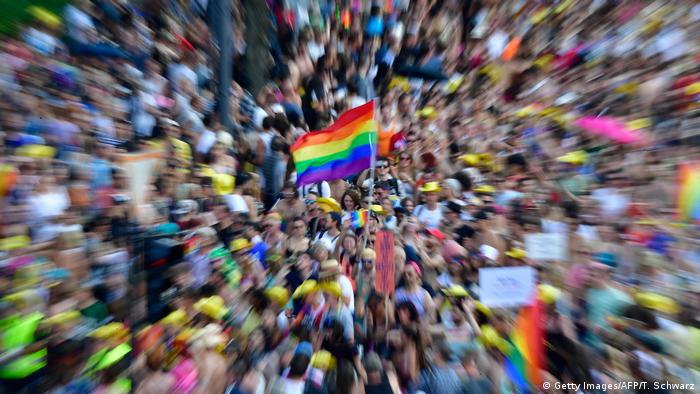 حتی در برخی کشورهای مدرن اروپایی مثل آلمان نیز دگرباشان جنسی هرازگاهی علیه نقض حقوق شان تظاهرات می کنند.