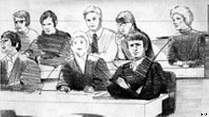 Zeichnung der Angeklagten und ihrer Anwälte vom ersten Tag des Baader-Meinhof-Prozesses in Stuttgart-Stammheim am 21. Mai 1975