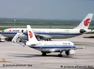 --FILE-- Planes of Air China are seen parked at the Pudong International Airport in Shanghai, China, August 21, 2008.Air China Limited (Air China), the worlds largest carrier by market value, reported a profit loss of 9.15 billion yuan (US$1.34 billion) in 2008. Fuel-hedging contracts alone cost Air China 7.47 billion yuan (US$1.09 billion). The company also lost 1.15 billion yuan (US$170 million) due to unsuccessful investment in Hong Kong-based Cathay Pacific Airways Ltd, its business partner. Foto: dycj/Imaginechina +++(c) dpa - Report+++