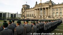 Rekruten der Bundeswehr nehmen am Sonntag (20.07.2008) vor dem Reichstagsgebäude in Berlin an dem öffentlichen Gelöbnis teil. Traditionell werden am 20. Juli jeden Jahres, der Tag des gescheiterten Attentats auf Adolf Hitler vom 20. Juli 1944, junge Soldaten auf die Bundesrepublik Deutschland vereidigt. Foto: Wolfgang Kumm dpa/lbn +++(c) dpa - Report+++ | Verwendung weltweit