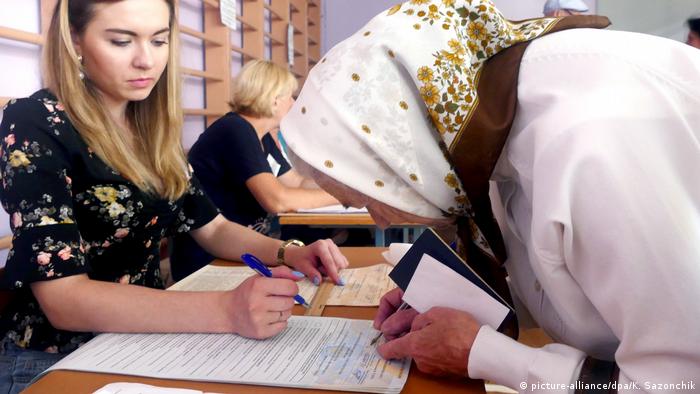 Пожилая избирательница на выборах в Верховную раду Украины 21 июля 2019 года