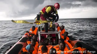 Seenotrettung Flüchtlinge Schiffbrüchige Lebensrettung