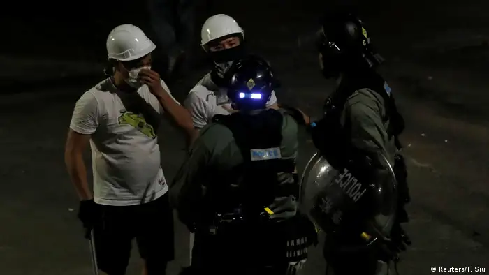 Hongkong | Schlägertrupp attackiert Demonstranten