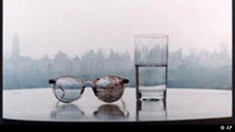Το ότι η Γιόκο Όνο δεν κάνει τον διαχωρισμό ανάμεσα στη ζωή και την τέχνη της φάνηκε ξεκάθαρα έναν χρόνο μετά τον θάνατο του Τζον Λένον. Για το εξώφυλλο του δίσκου της Season of Glass χρησιμοποίησε τα λεκιασμένα με αίμα γυαλιά του Λένον πάνω στο τραπέζι του κοινού τους διαμερίσματος στη Νέα Υόρκη.