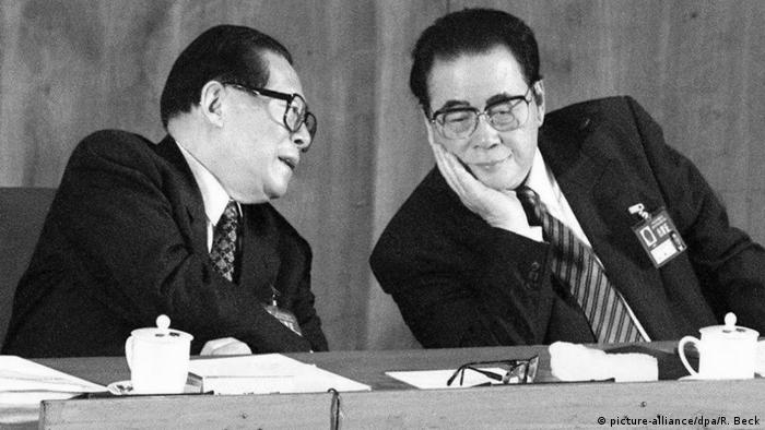 Staats- und Parteichef Jiang Zemin (links) und Ministerpräsident Li Peng (rechts)