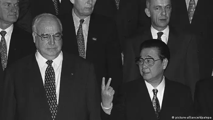 1992年，德国联邦议院决议与中国的关系恢复正常化。此后，政治、经济制裁逐步取消，但武器禁运仍保留。次年德国总理科尔访问中国，期间双方签署了价值63亿马克的经贸协议。