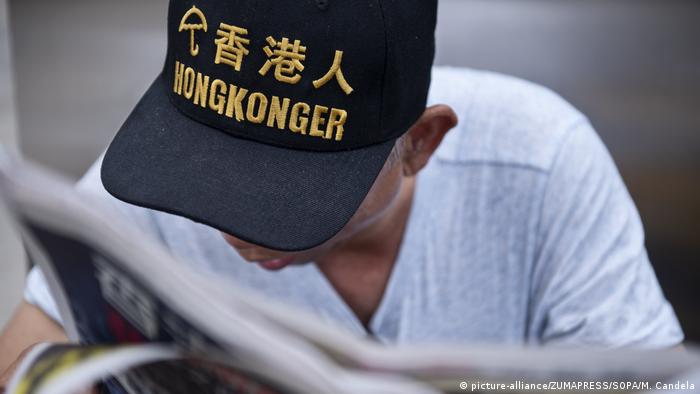 Hong Kong | Demonstrant und unterstützer der Regenschirm Bewegung liest Zeitung