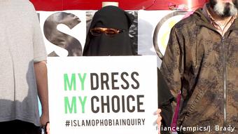 Женщина в никабе с плакатом: Моя одежда - мой выбор