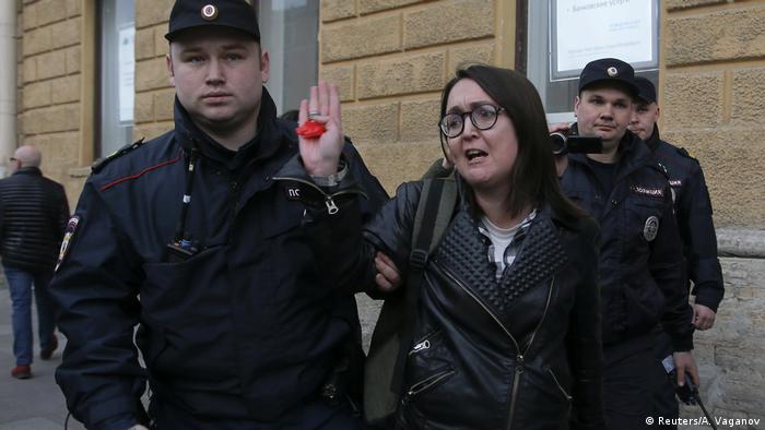 Russland St. Petersburg Polizisten nehmen LGBT Aktivistin Yelena Grigoryeva fest