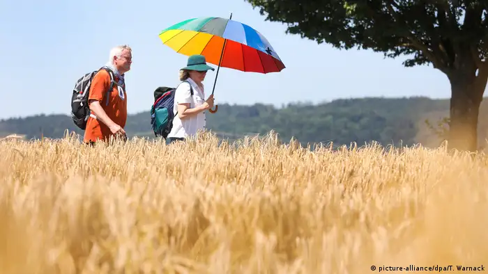 Deutschland BdT Hitze Wanderer mit Sonnenschirm