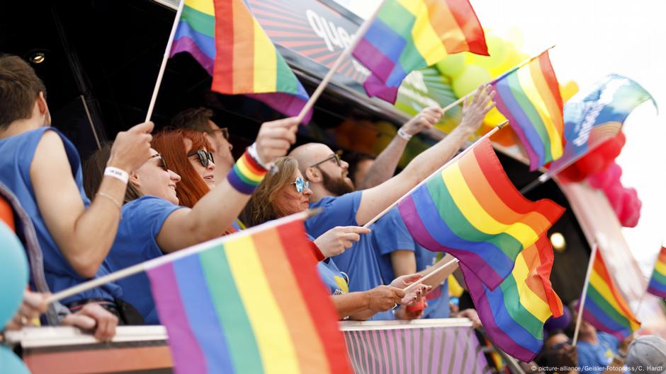 Blondi und zwei bisexuelle Männer Blondi und zwei bisexuelle Männer