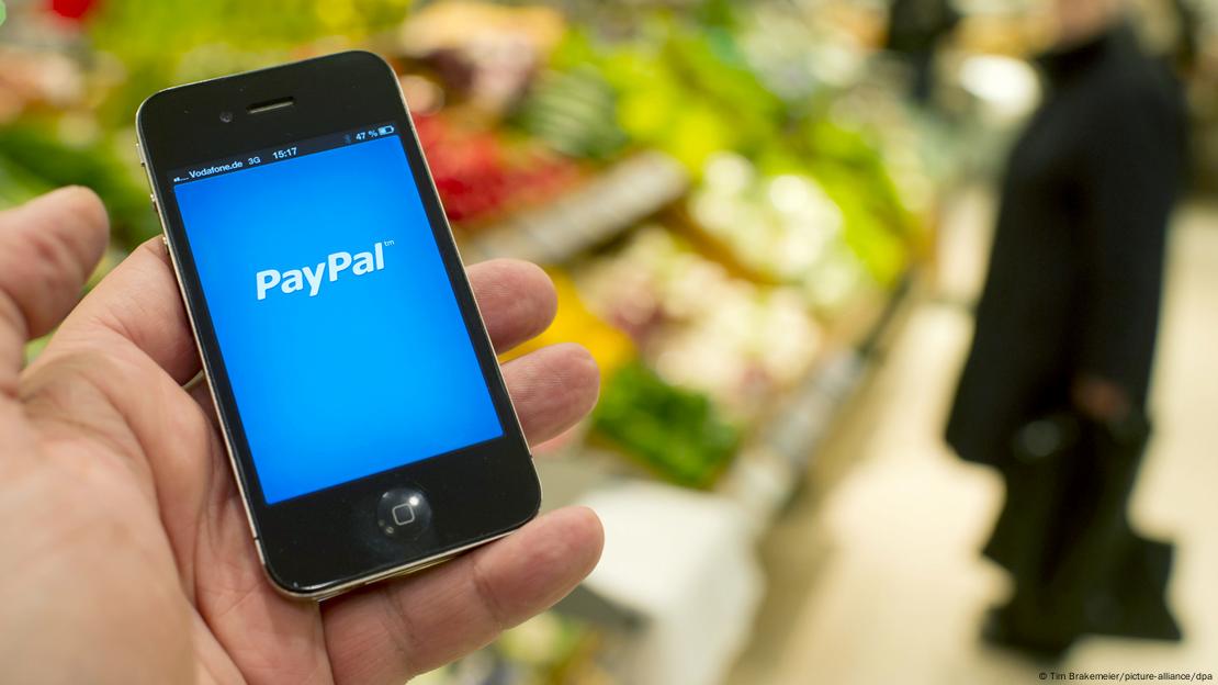 Логотип платежной системы PayPal на экране смартфона