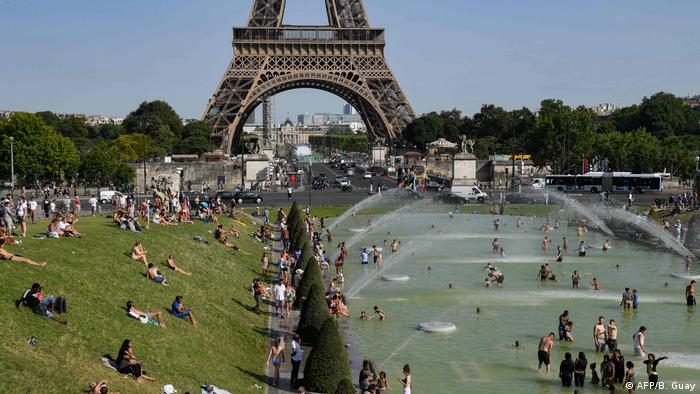 Frankreich Hitzewelle | Abkühlung am Trocadero, Paris (AFP/B. Guay)