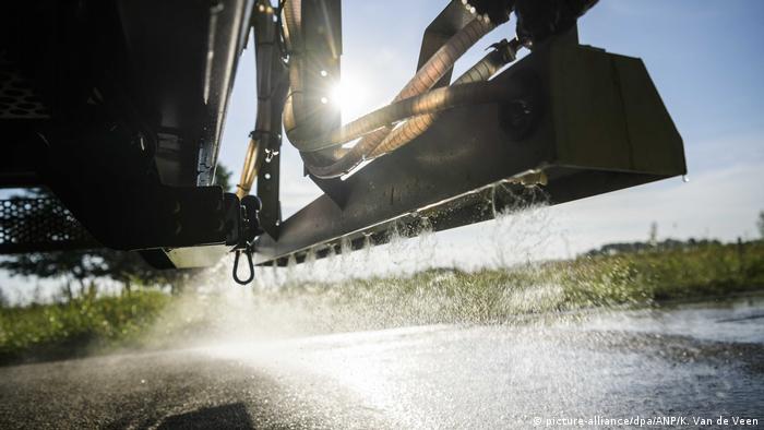 Niederlande Peize | Salzwasser soll Straßen-Asphalt kühlen