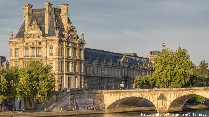 France - Paris Louvre exterior view (picture-alliance/Photononstop/D. Schneider)